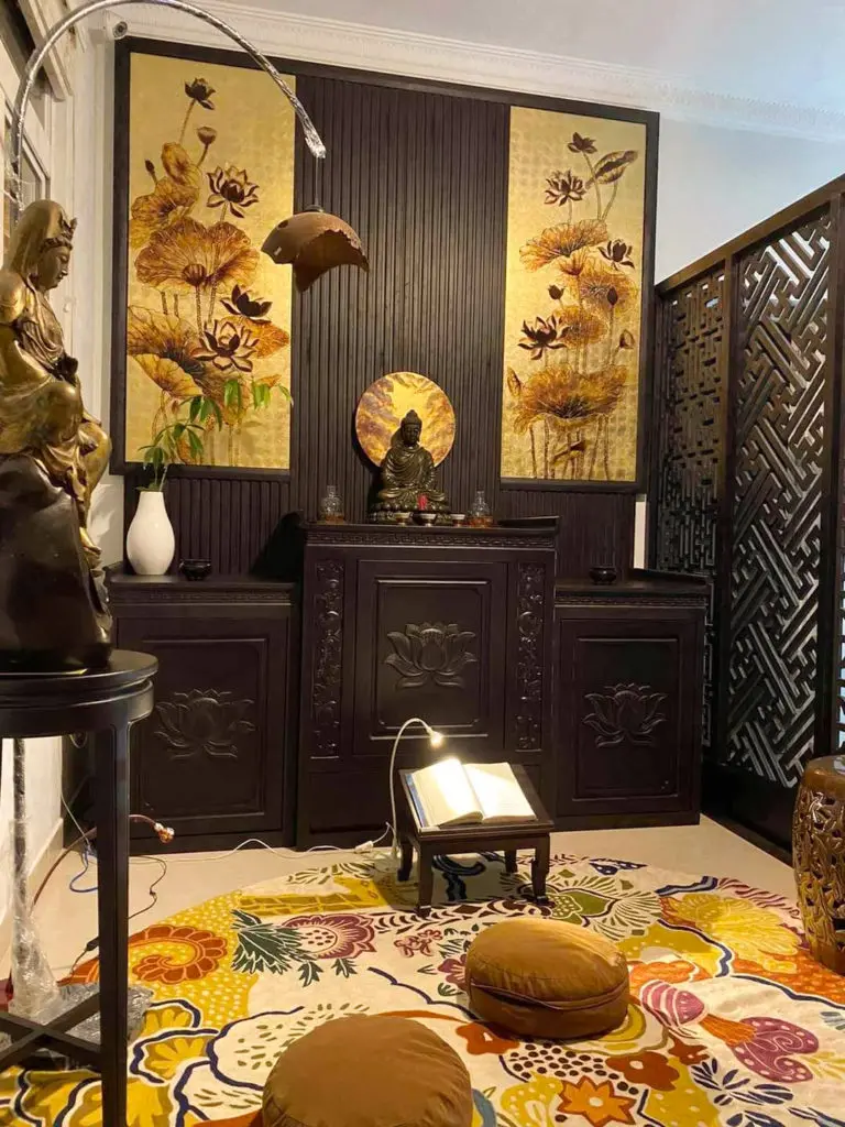 tranh hoa sen treo bàn thờ