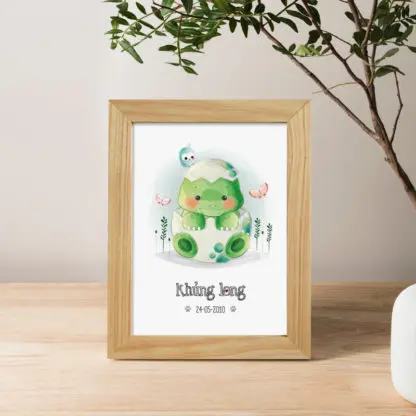 Khủng Long - Tranh để bàn làm quà tặng thôi nôi, quà tặng sinh nhật, thiết kế tùy chỉnh thay tên 13x18, 15x21 - Hình ảnh 3