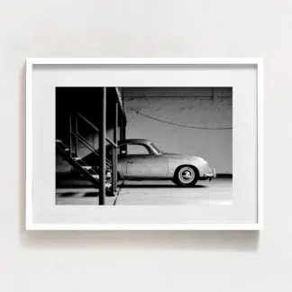 Car in garage - Ảnh nghệ thuật xe cổ trắng đen