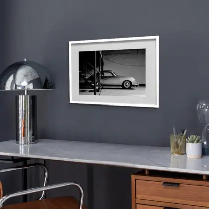 Car in garage - Ảnh nghệ thuật xe cổ trắng đen - Hình ảnh 3
