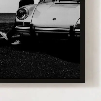 Man by the car - Ảnh nghệ thuật treo tường trắng đen - Hình ảnh 3
