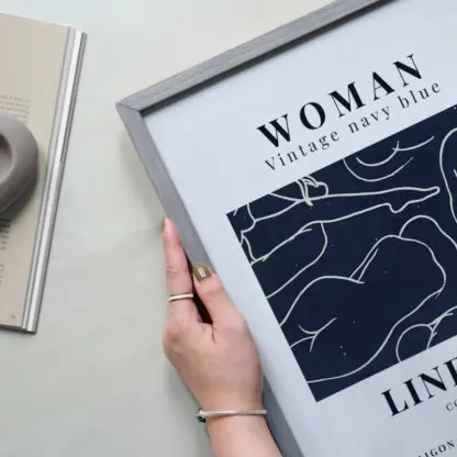 Woman - Tranh hiện đại khung kính xanh navy - Hình ảnh 3