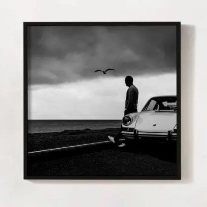 Man by the car - Ảnh nghệ thuật treo tường trắng đen - Hình ảnh 2