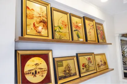 Tranh Chợ Bến Thành sơn mài dát vàng quà tặng sang trọng cho đối tác - Hình ảnh 7