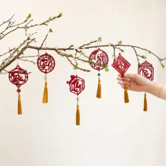 COMBO 12D - Quà biếu tết cao cấp tặng sếp | Bộ 12 dây treo tết bằng gỗ màu đỏ thư pháp và hoa văn