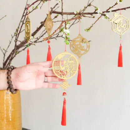 COMBO Thư pháp T6V - Quà biếu tết - Bộ 6 dây treo tết màu vàng gỗ khắc thư pháp treo cây mai, trang trí cây đào - T6V - Hình ảnh 2