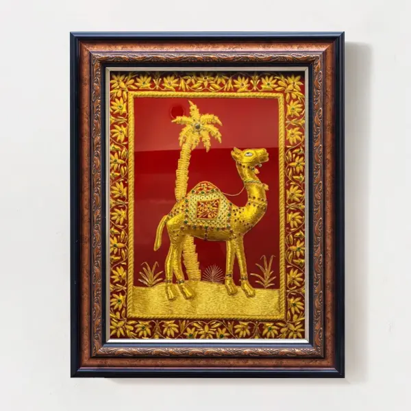 Đóng khung tranh thảm màu đỏ chỉ vàng