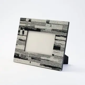 B&W - Khung ảnh để bàn sơn mài bản 5 cm | Quà sinh nhật cho nữ