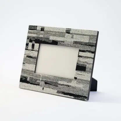 B&W - Khung ảnh để bàn sơn mài bản 5 cm | Quà sinh nhật cho nữ - Hình ảnh 2