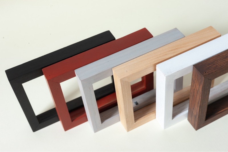 Khung tranh để bàn Warm Wood có kiểu dáng cơ bản, bản khung 2 cm, thành khung 3 cm.