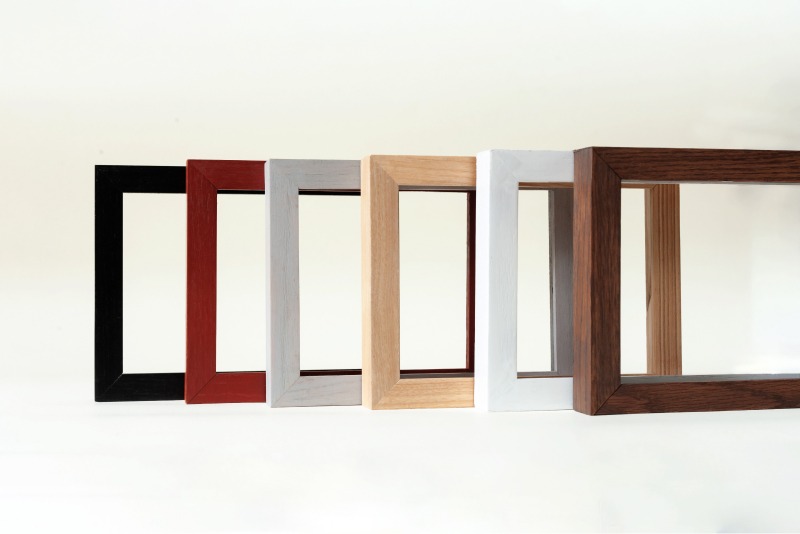 Khung ảnh gia đình Warm Wood có kiểu dáng cơ bản, bản khung 2 cm, thành khung 3 cm.