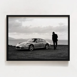 Car by the sea - Ảnh nghệ thuật hiện đại đen trắng