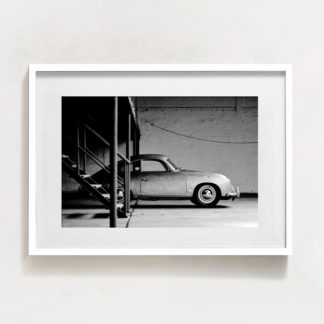 Car in garage - Ảnh nghệ thuật xe cổ trắng đen