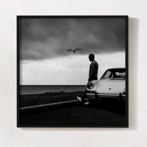 Man by the car - Ảnh nghệ thuật treo tường trắng đen