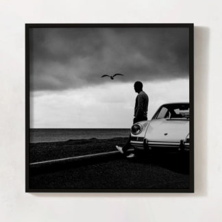 Man by the car - Ảnh nghệ thuật treo tường trắng đen