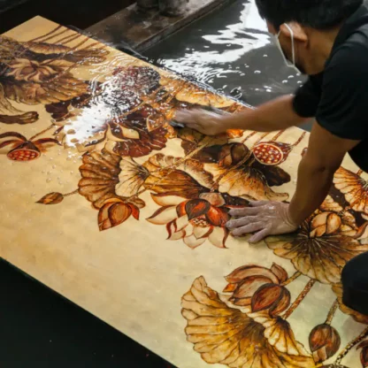 mài tranh sơn mài hoa sen trong nước