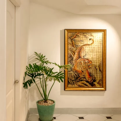 tranh hổ xuống núi treo tại show rôm miahome 80x120