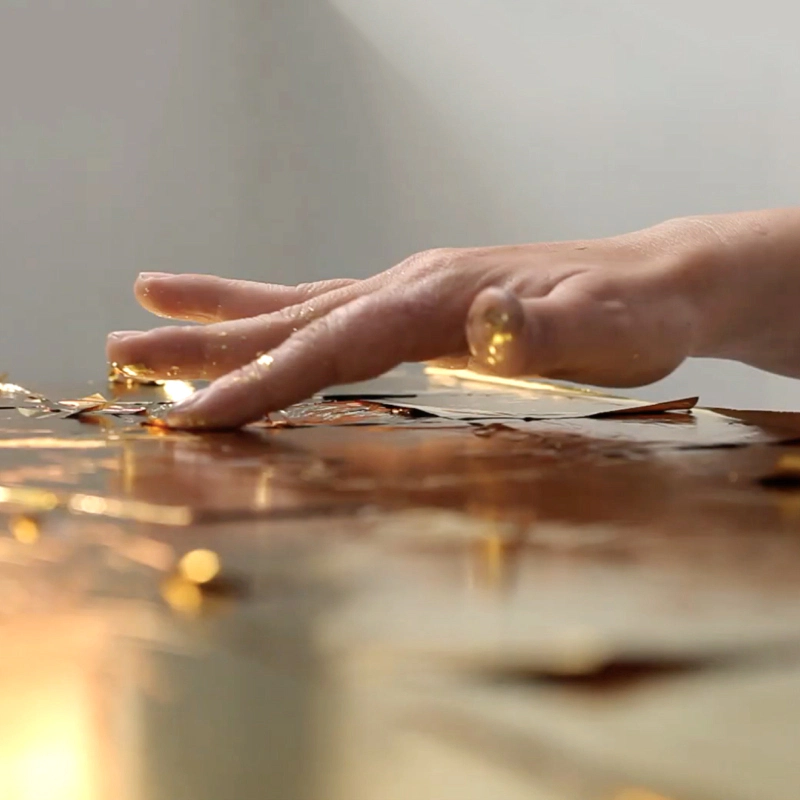 Công đoạn dát vàng tranh sơn mài