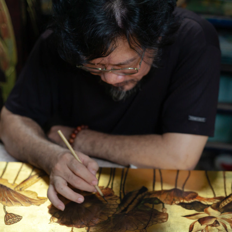 Công đoạn vẽ tay tranh sơn mài