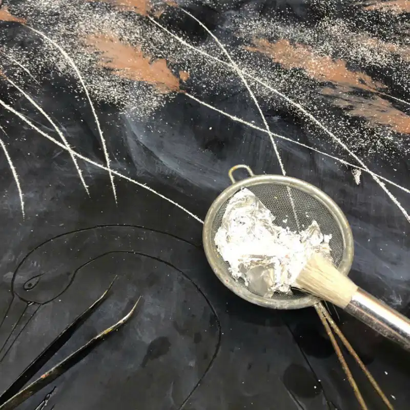 Họa sĩ chuyên môn thực hiện artwork sơn mài