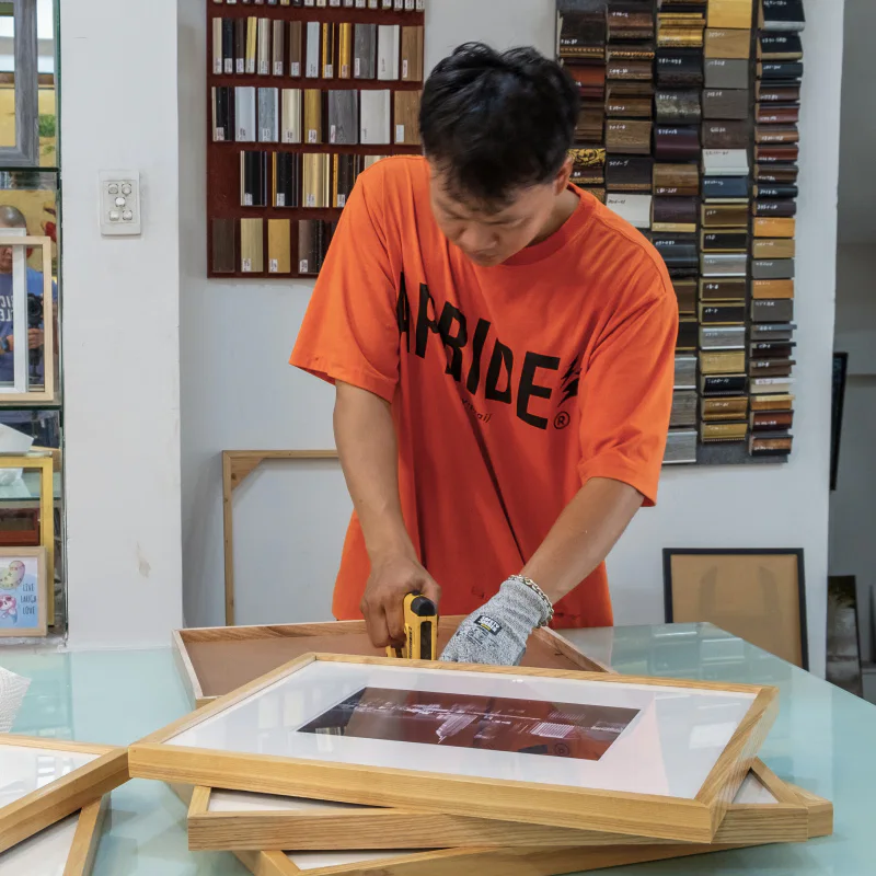 Quá trình đóng khung và hoàn thiện artwork tại Mia Home Studio